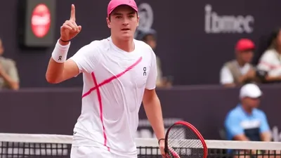 A biomecânica perfeita do saque de João Fonseca surpreende no circuito ATP