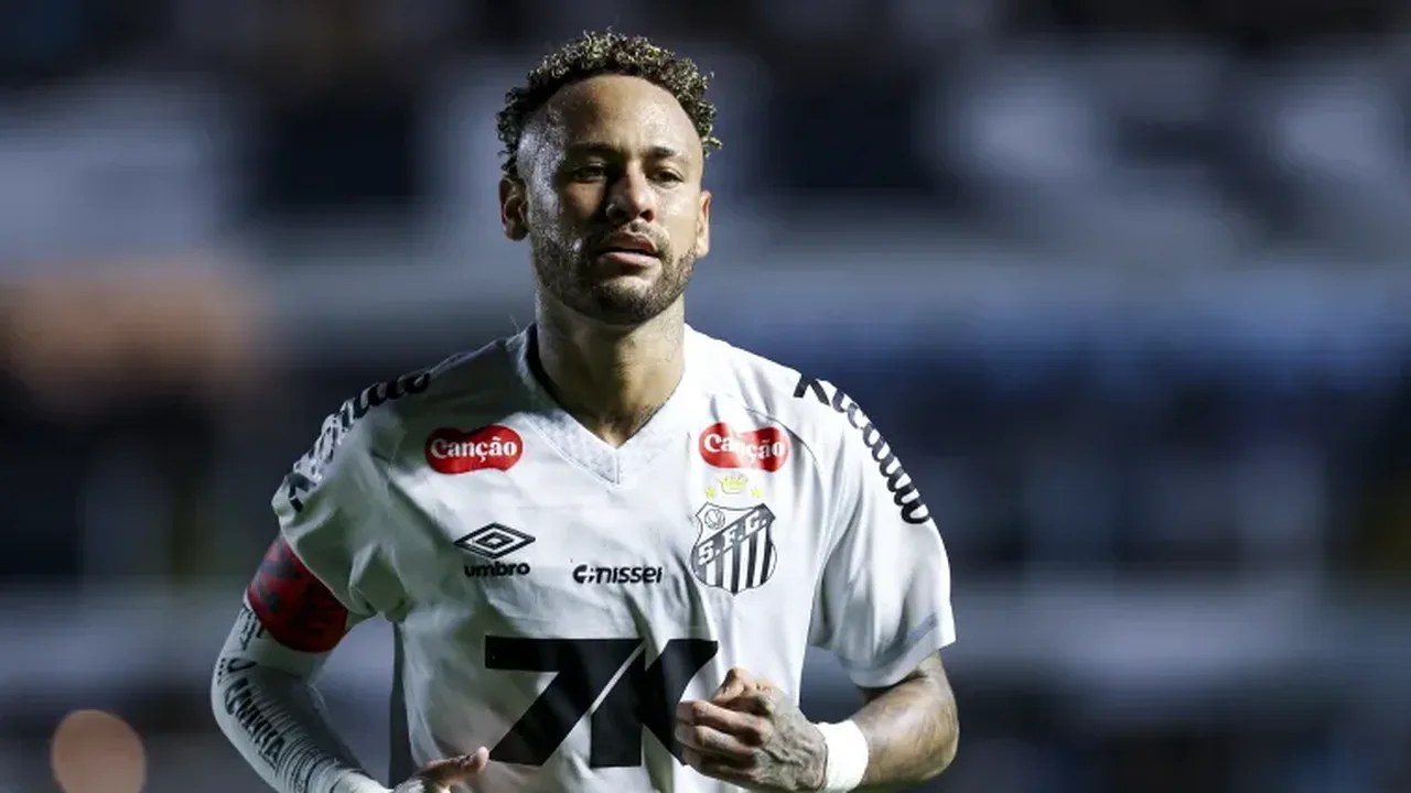 Neymar comemorando gol pelo Santos na Vila Belmiro durante partida da Sul-Americana