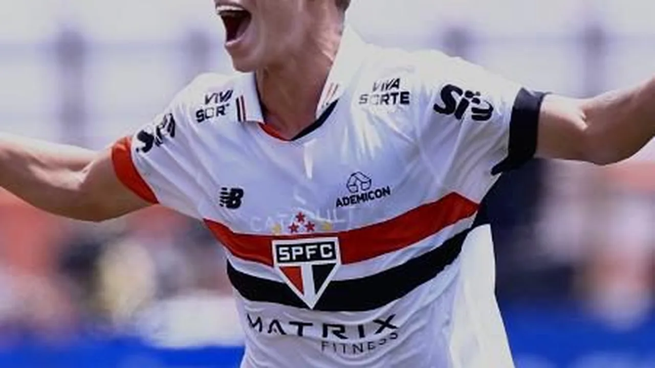 Lateral-direito Maik durante treino do São Paulo no CT da Barra Funda