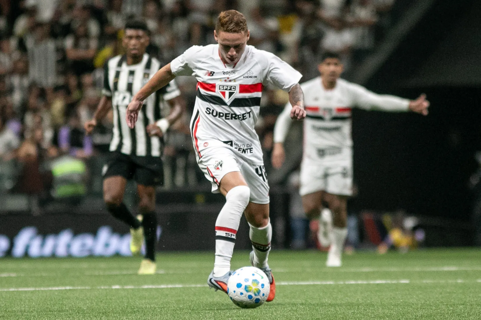 Números comprovam mudança de hierarquia Maik perde espaço no São Paulo e vira te