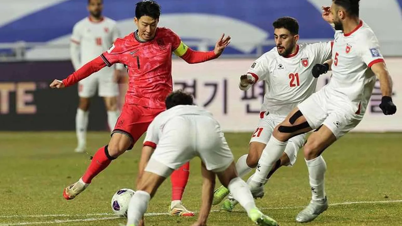 Jogadores da Coreia do Sul treinando em campo com técnico orientando nova formação tática sem Son Heung-min