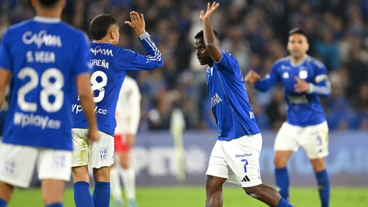 Jogadores de Millonarios e Boston River disputam bola no Estádio El Campín durante empate pela Copa Sudamericana