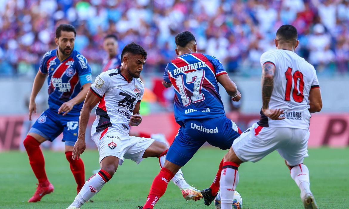 Jogadores do Bahia em treinamento tático preparando marcação para confronto contra Flamengo no Brasileirão