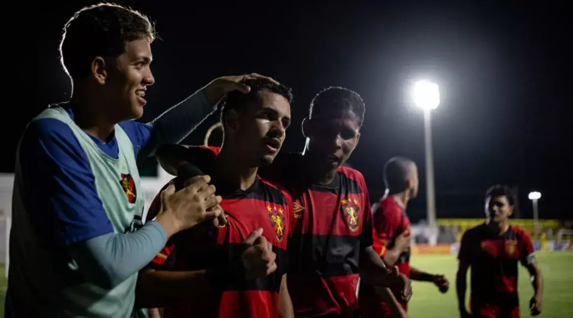 Vitória constrói liderança com base sólida Sport e Vitória disputam liderança co