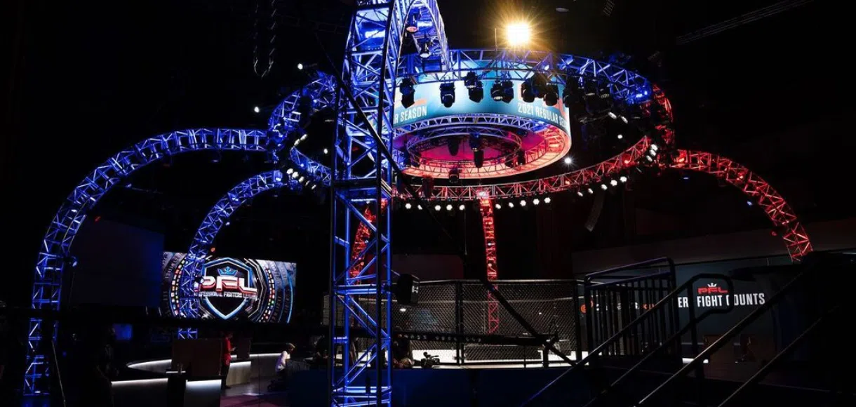 Lutadores de MMA demonstrando técnicas de jiu-jitsu e striking durante combate no octógono