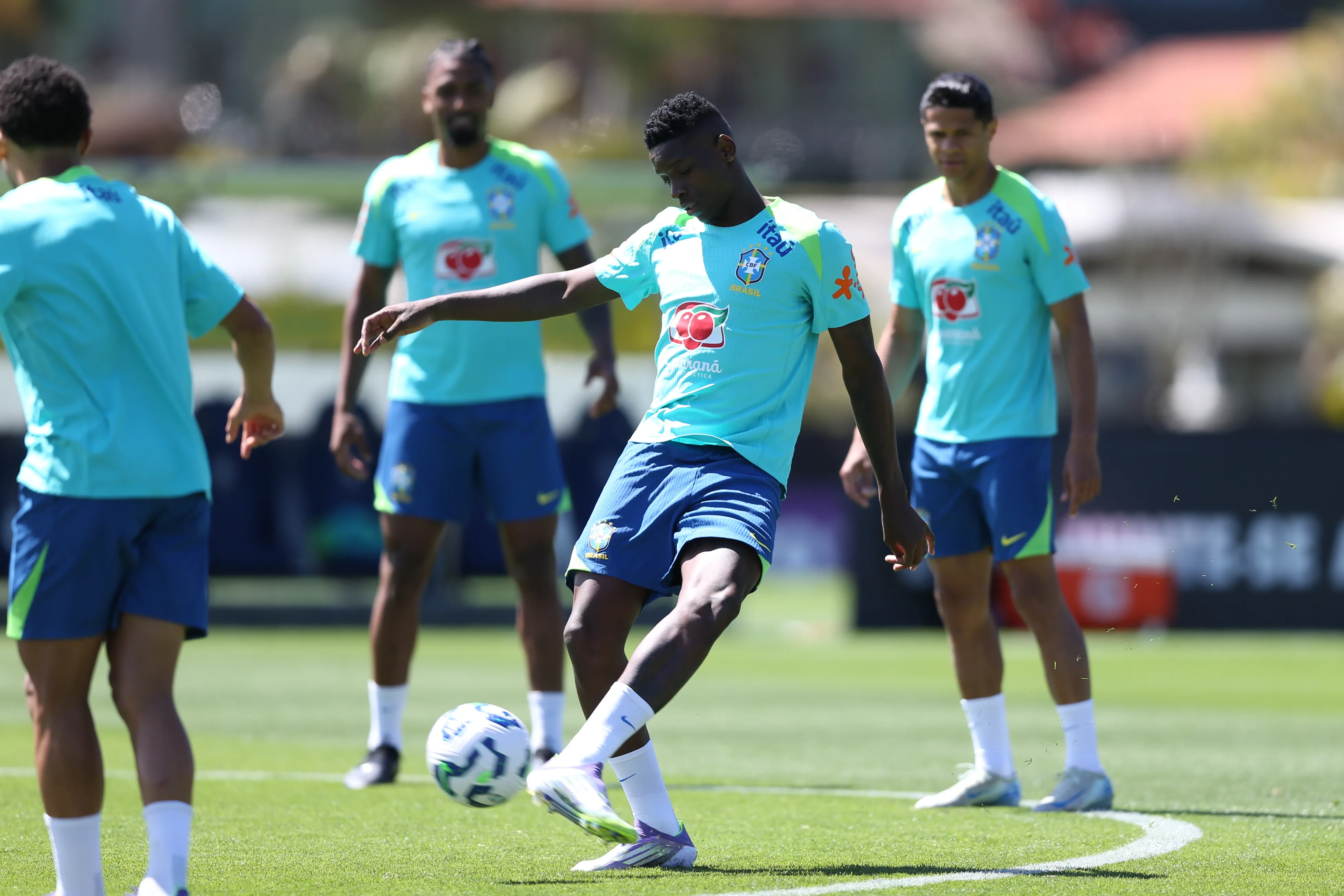 Jogadores brasileiros descansando após eliminações de seus clubes europeus das competições continentais