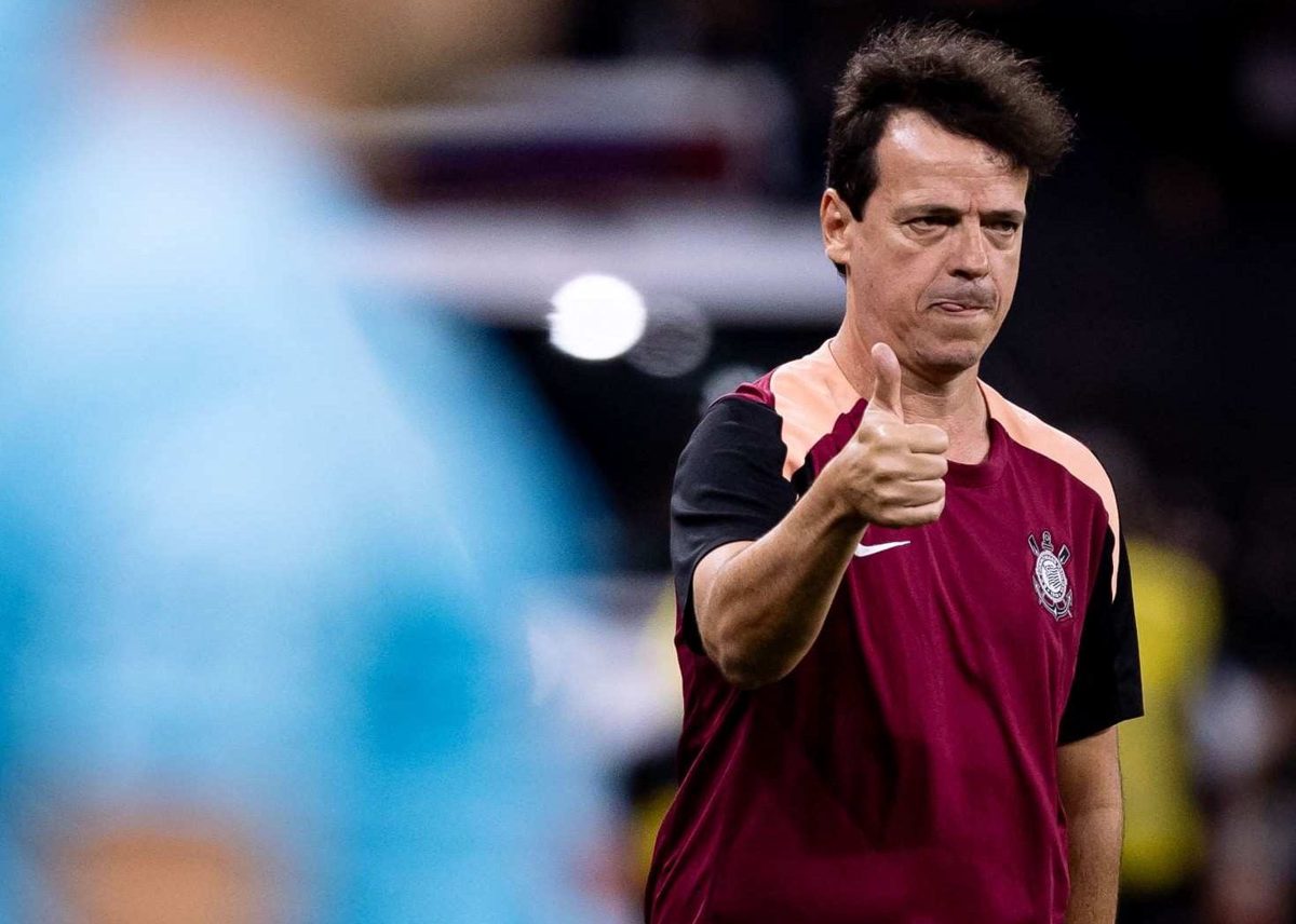 Fernando Diniz orientando jogadores do Corinthians durante partida da Libertadores na Neo Química Arena