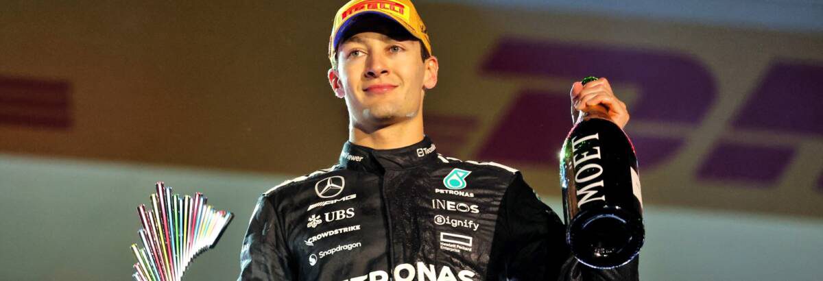 George Russell na Mercedes durante GP, com expressão tensa no cockpit após críticas sobre maturidade na Fórmula 1