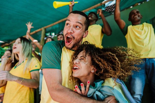Hassan Al-Haydos celebrando gol com camisa da seleção do Catar em estádio lotado