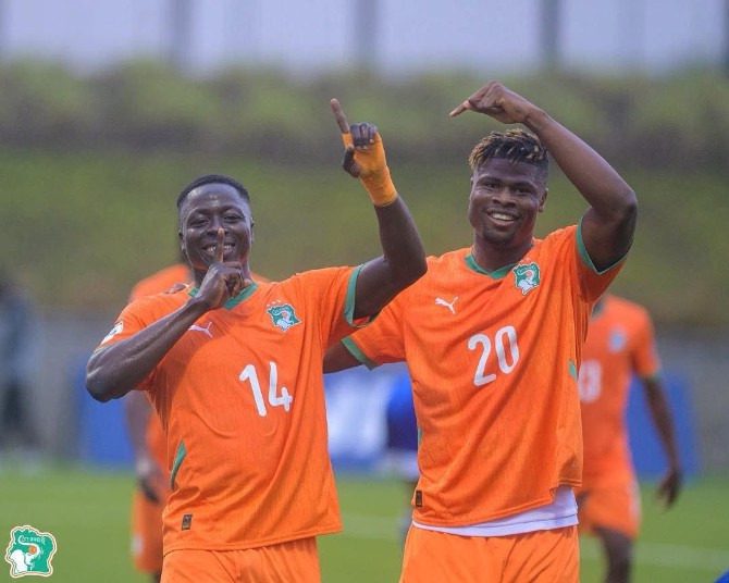 Jogadores da Costa do Marfim celebram classificação para Copa do Mundo de 2026 com bandeira nacional