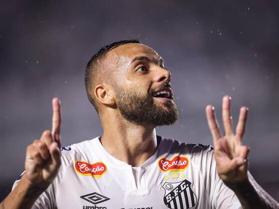 Arquibancadas da Vila Belmiro com baixo público durante partida da Copa Sul-Americana entre Santos e adversário