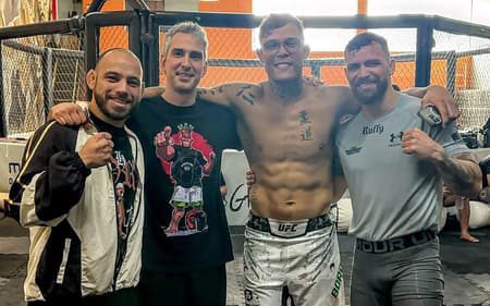 Patrício Pitbull durante luta no octógono do UFC mostrando sinais de desconforto físico