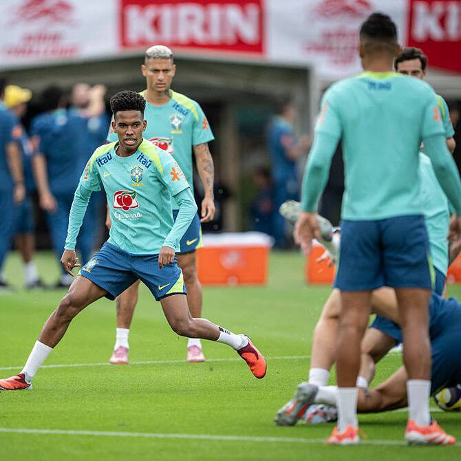 Ross Wilson analisando jovens talentos brasileiros em centro de treinamento moderno