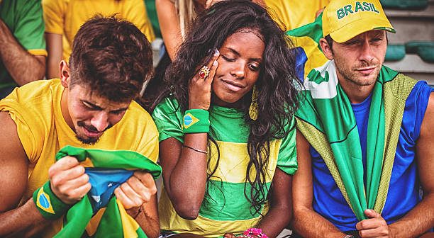 Cristiano Ronaldo sendo substituído durante partida do Al Nassr, demonstrando sinais de cansaço físico aos 41 anos