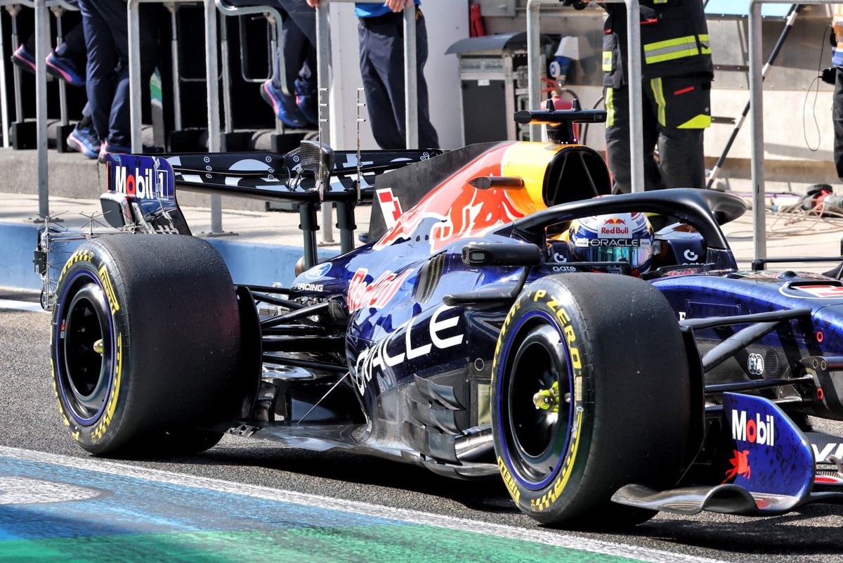 Comparativo com soluções da concorrência expõe atraso técnico Aston Martin desco