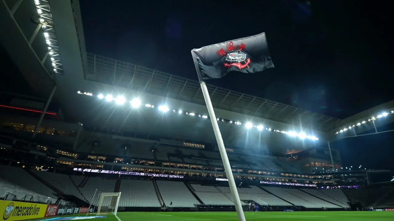 Torcedores do Corinthians no Setor Norte da Neo Química Arena durante clássico contra Palmeiras