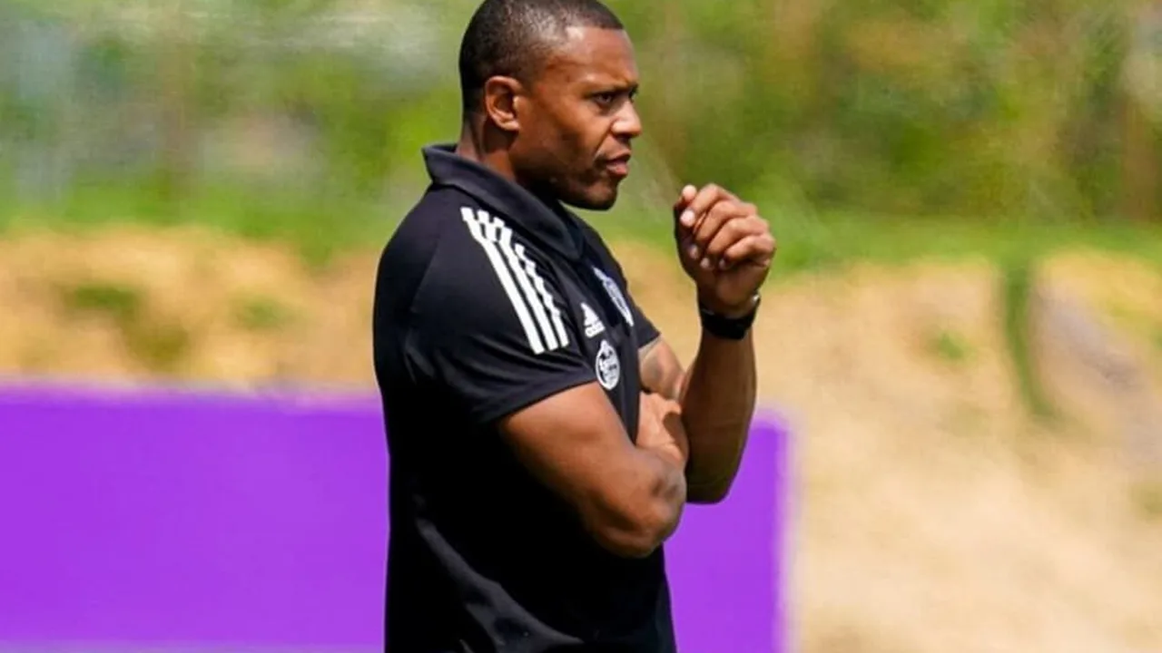 Júlio Baptista durante apresentação como técnico do Sub-20 do São Paulo no CT da Barra Funda