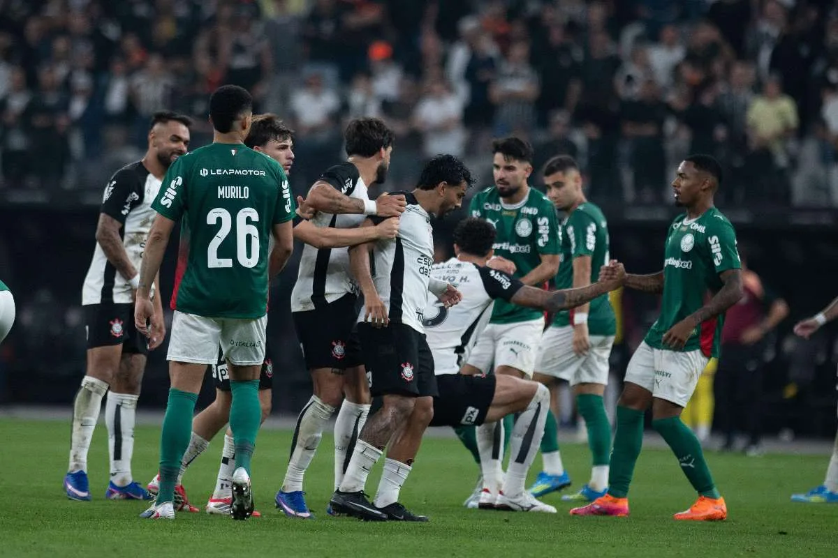 Palmeiras e Corinthians monitoram situação Álvarez no radar brasileiro após rumo