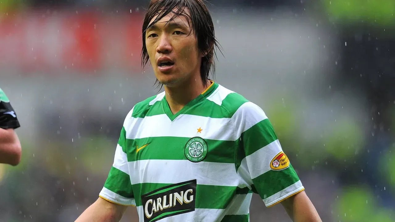 Shunsuke Nakamura cobrando falta durante partida oficial da seleção japonesa em estádio lotado