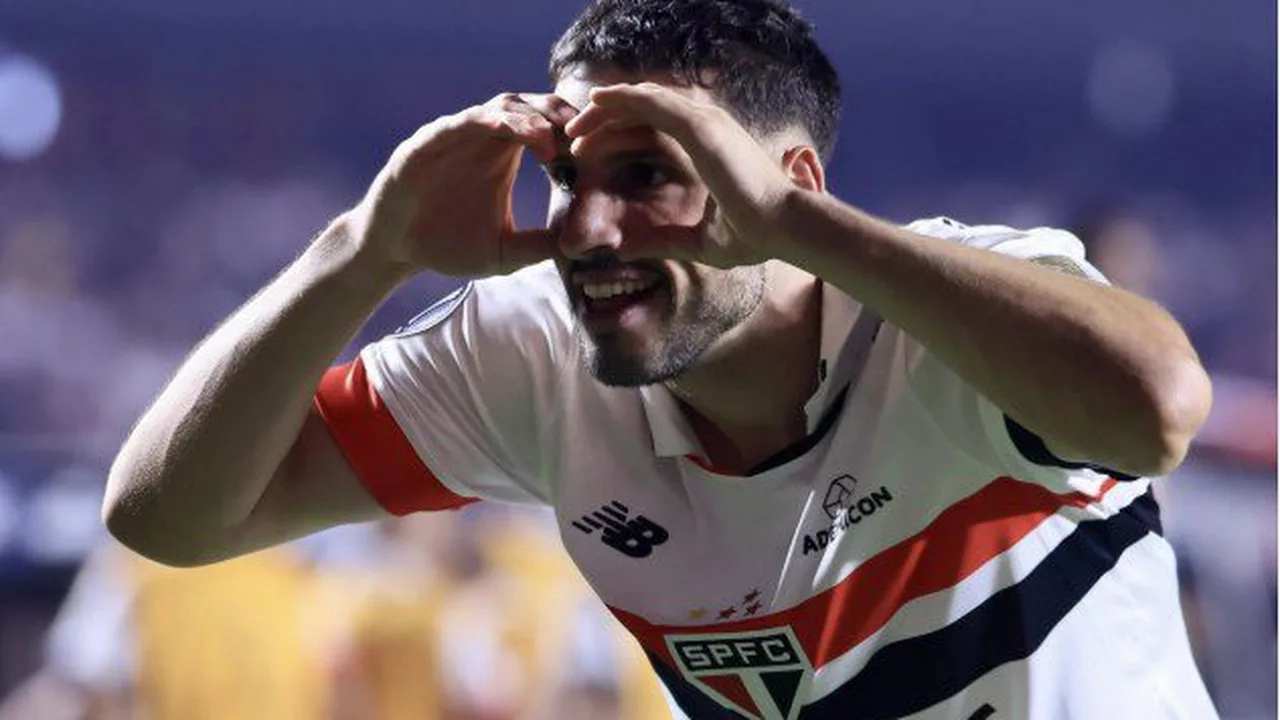 Jonathan Calleri comemorando gol pelo São Paulo no estádio do Morumbi