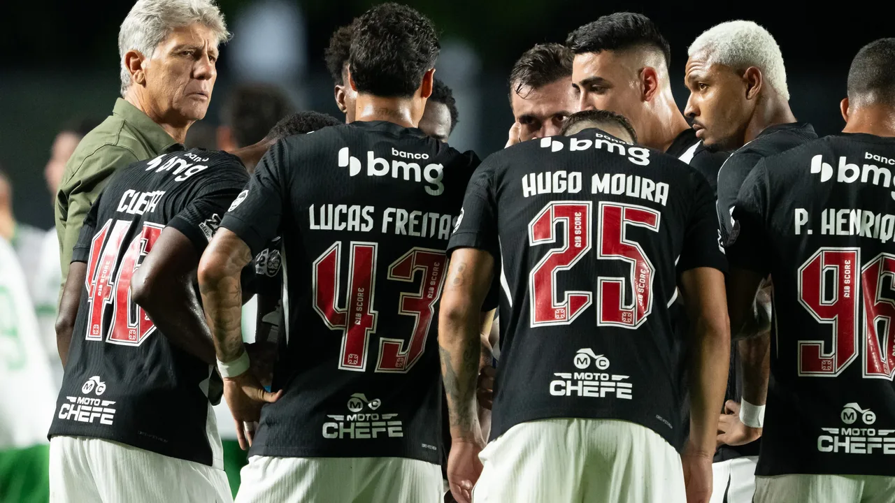 Renato Gaúcho orientando jogadores do Vasco durante partida no estádio São Januário