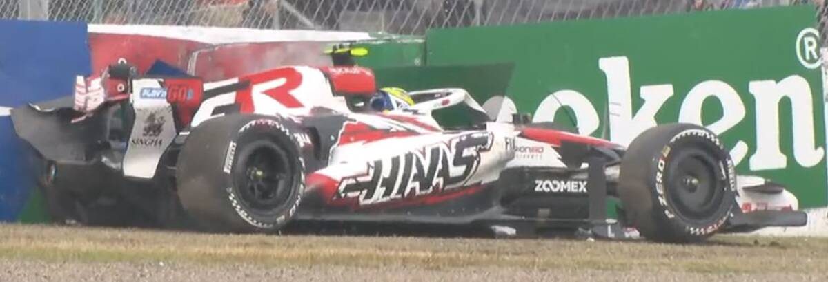 Carro de Fórmula 1 sendo testado em laboratório de crash test com estruturas de absorção de impacto em evidência