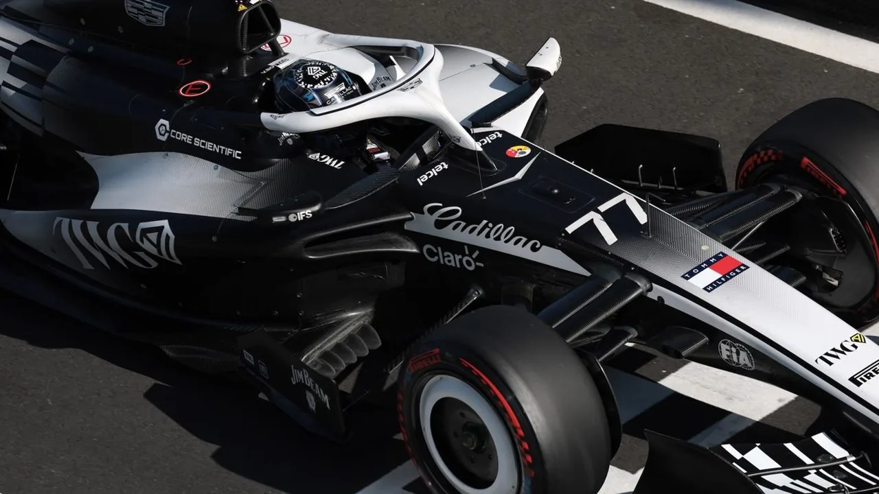 Carro da Cadillac na pista de Miami com bandeiras americanas ao fundo durante testes de F1