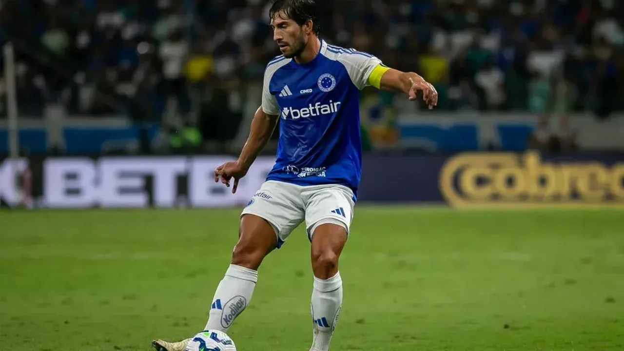 Lucas Silva durante partida do Cruzeiro no Mineirão, demonstrando preocupação em campo