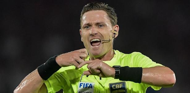 Árbitros em entrevista pós-jogo seriam solução para polêmicas no Brasil