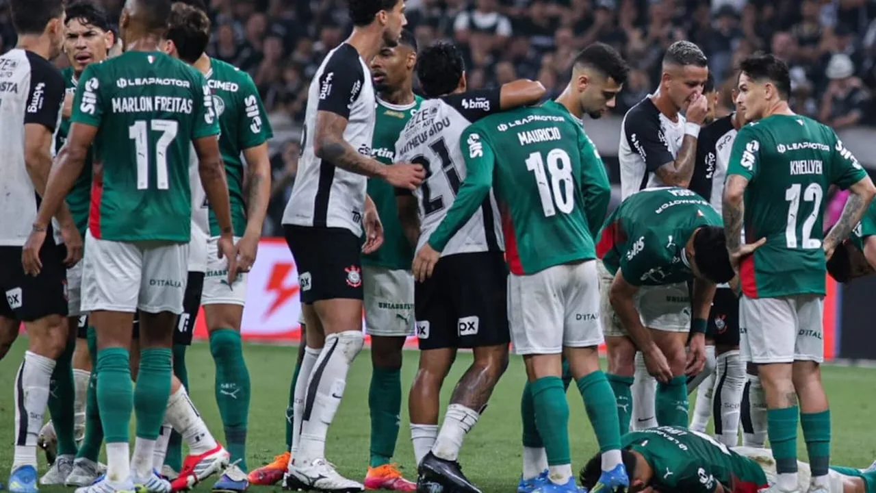 Jogadores do Botafogo em campo durante partida do Campeonato Brasileiro, demonstrando cansaço após jogo da Copa Sul-Americana
