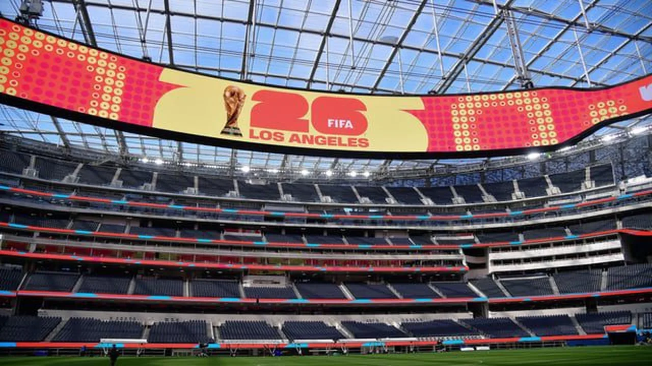 Vista aérea de estádio americano com arranha-céus ao fundo e bandeiras dos países participantes da Copa 2026