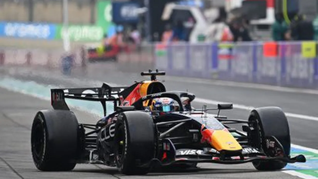 Oliver Bearman e Franco Colapinto disputando posição na curva Spoon do circuito de Suzuka durante o GP do Japão