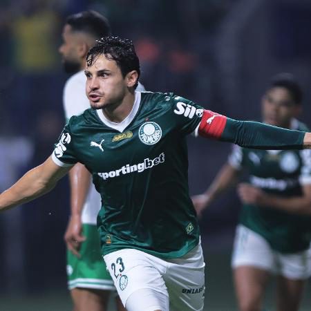 O peso da camisa em ombros jovens Pressão no CT Rei Pelé expõe fragilidade