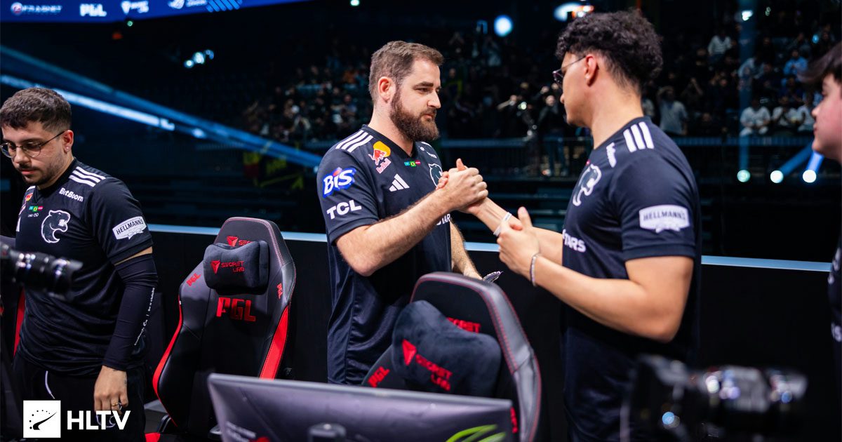 Jogadores da FURIA comemorando vitória em arena lotada com torcida brasileira no Rio de Janeiro