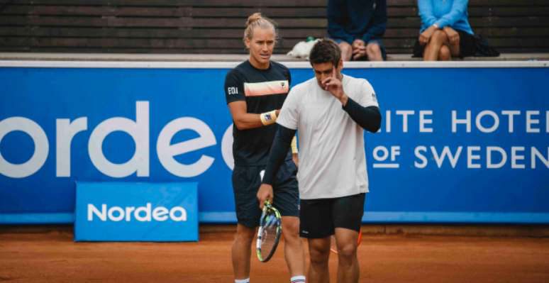 Rafael Matos e Orlando Luz comemorando ponto durante partida de duplas em torneio ATP