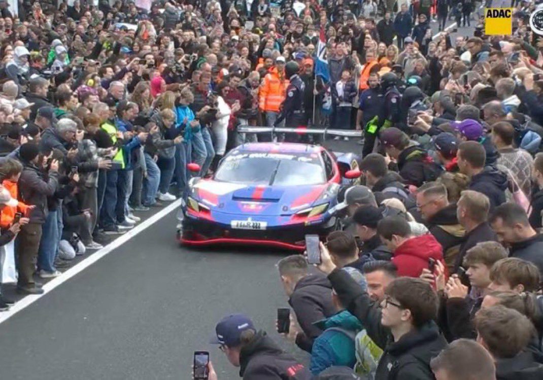 Max Verstappen pilotando Mercedes GT3 em circuito de endurance com múltiplos carros ao fundo