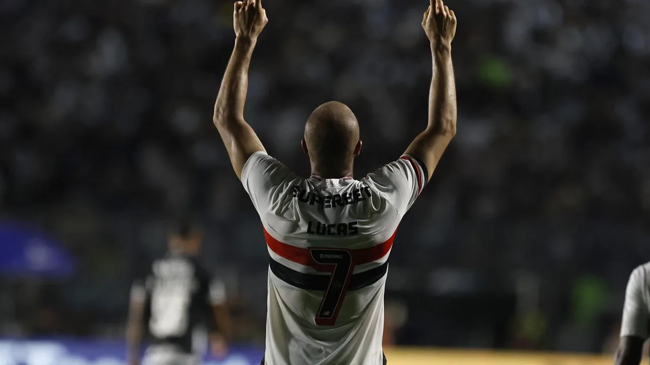 Estádio São Januário lotado durante clássico entre Vasco e São Paulo no Brasileirão