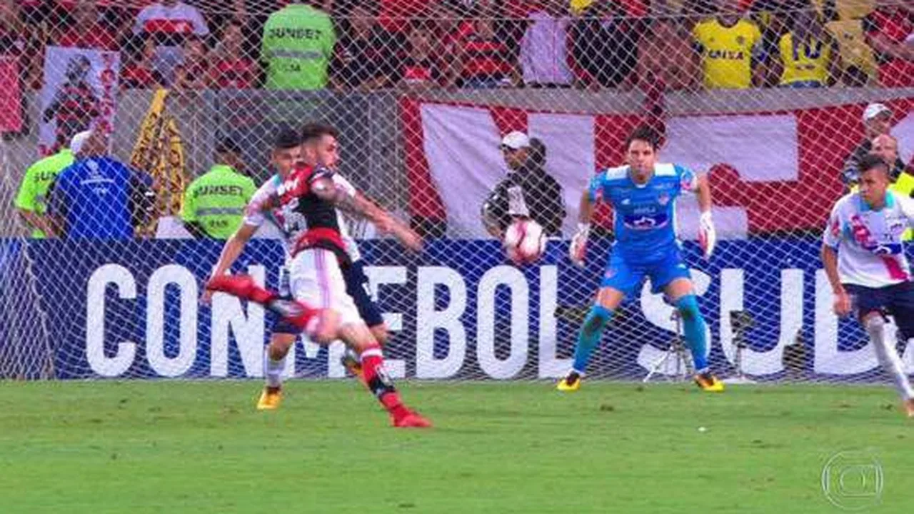 Estádio lotado com torcedores do Flamengo e bandeiras rubro-negras na arquibancada durante jogo da Libertadores