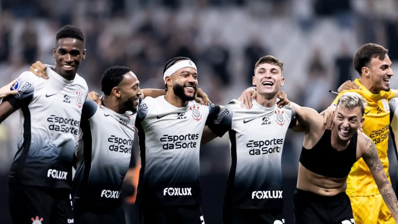 Jovens jogadores da base do Corinthians treinando no CT Joaquim Grava com bola e uniforme do clube