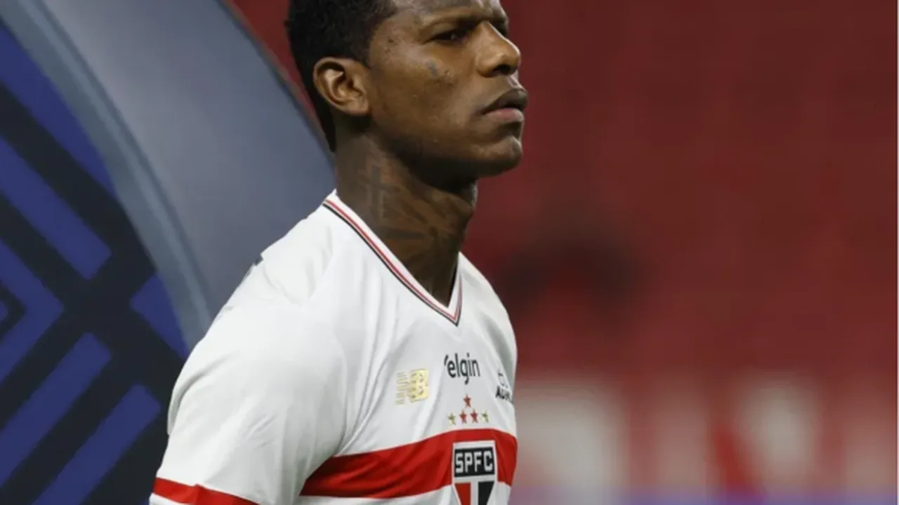 Zagueiro Robert Arboleda durante treinamento no CT da Barra Funda vestindo uniforme do São Paulo