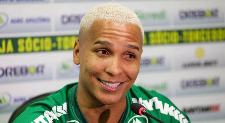 Personalidades fortes fora dos gramados Deyverson defende Neymar e relembra riva