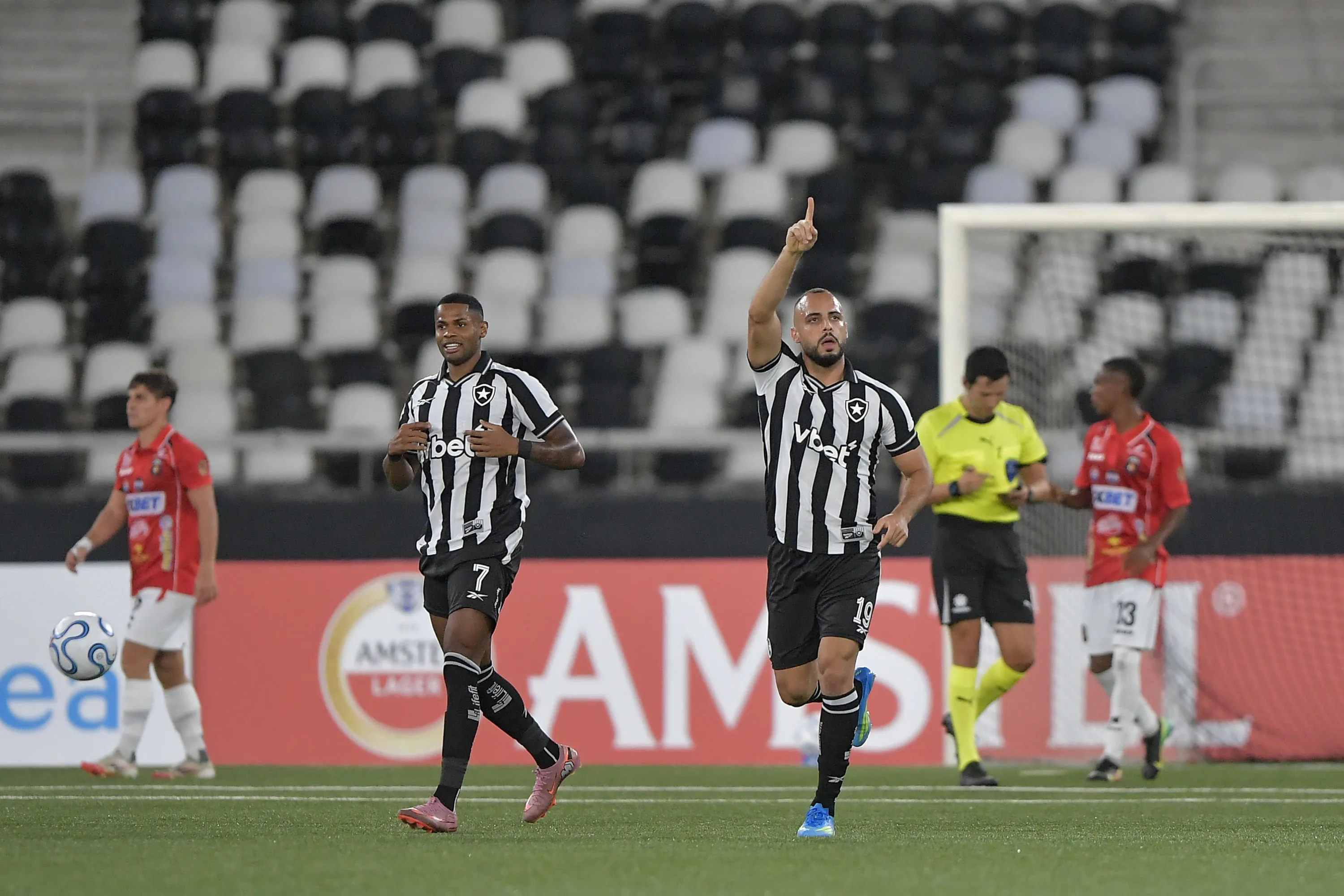 Arthur Cabral encontra seu momento de glória após saída de Tiquinho Soares