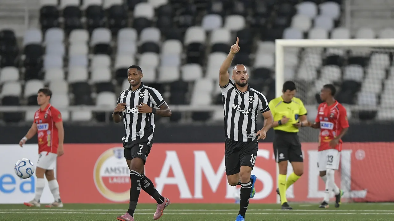 Arthur Cabral comemorando gol pelo Botafogo em campo brasileiro