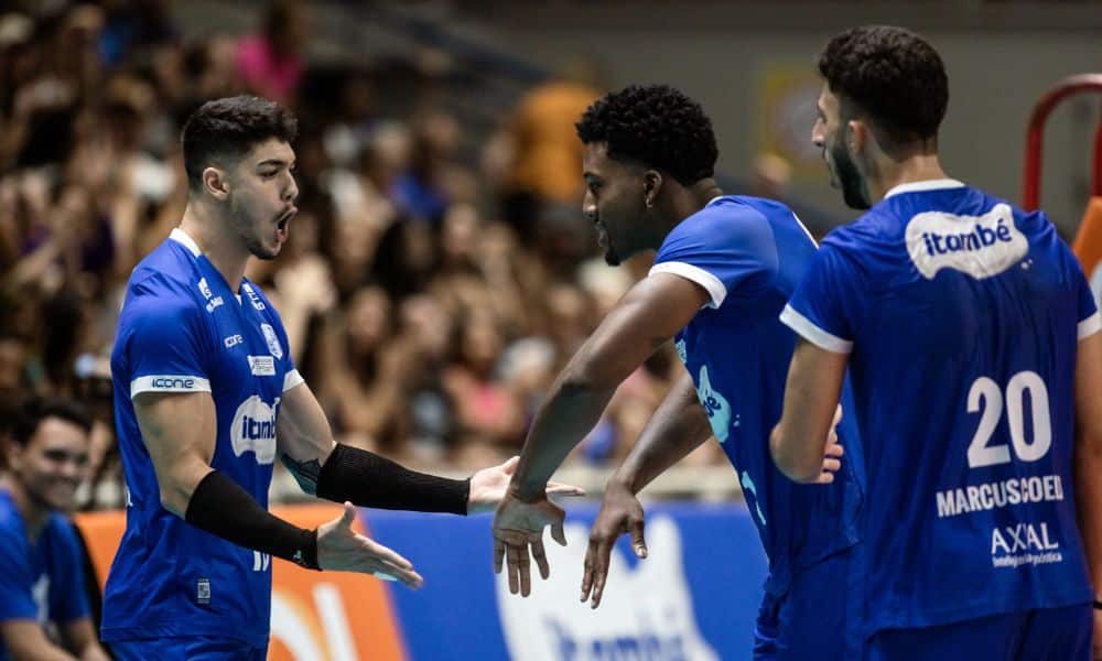 Levantador de vôlei executando distribuição durante jogo da Superliga masculina brasileira