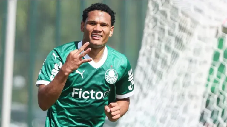 Joia do Palmeiras faz hat-trick e desponta como aposta para o profissional
