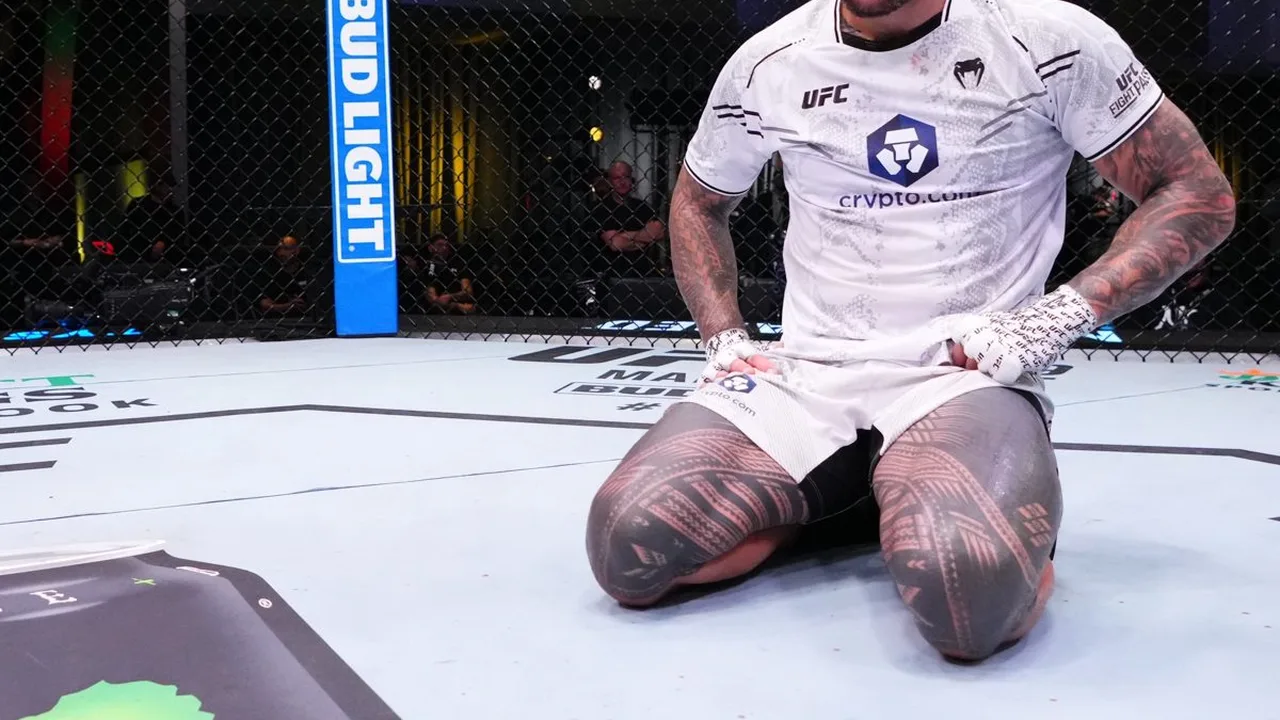 Jay-Jay Wilson controlando Darragh Kelly no chão durante luta principal do PFL Belfast
