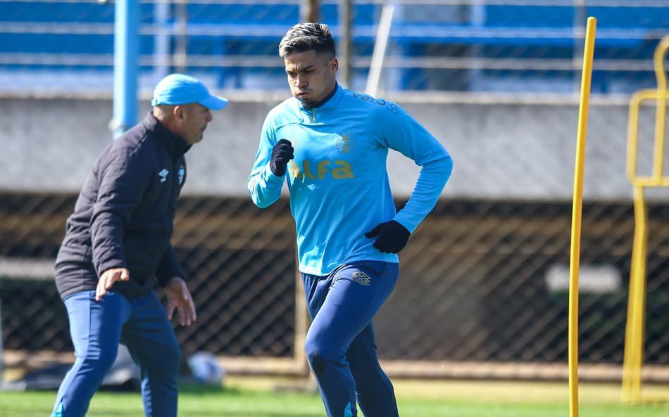 Matías Arezo em ação pelo Grêmio durante partida no estádio Arena, atacante uruguaio em negociação