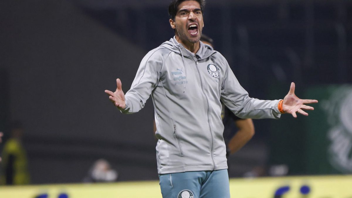 Impacto tático das ausências forçadas Abel Ferreira no banco disciplinar da Co