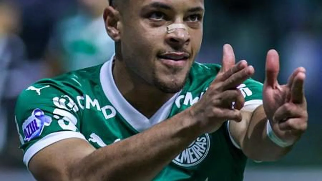 Jogadores do Palmeiras treinando sob holofotes na Academia de Futebol durante preparação noturna