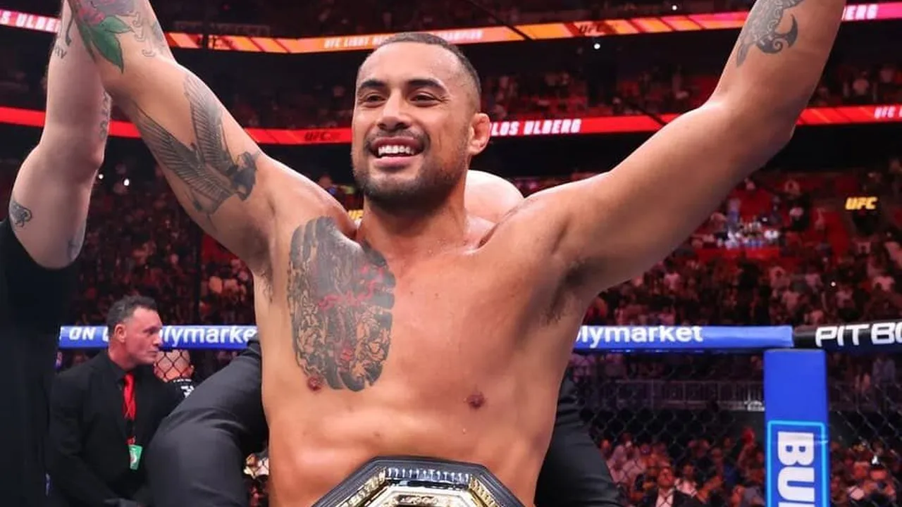 Carlos Ulberg campeão meio-pesado UFC durante luta no octógono com cinto dourado em destaque